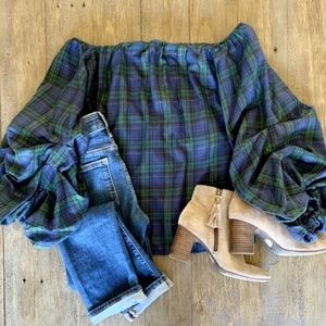 Greysn high end off shoulder blouse with such beautiful unique sleeves